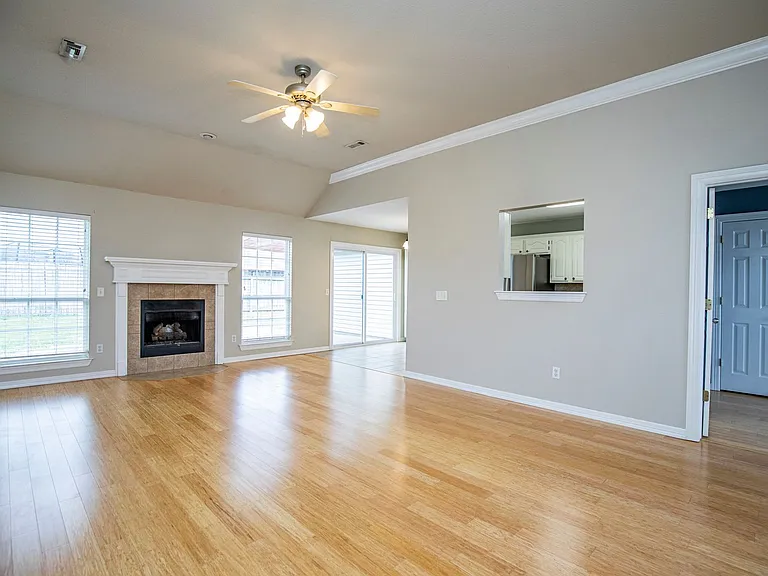 518 Topaz St — Photo 3