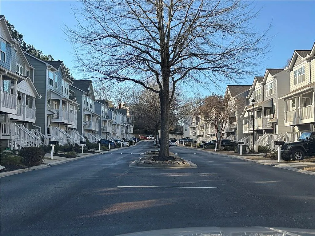 3 bed, 3.5 bath, 1326 sqft, $2,550 — Photo 2