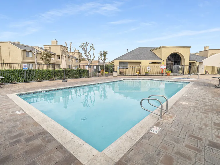 Bentley Parke — Photo 6