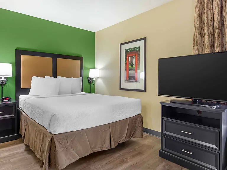 Deluxe Studio - 1 Queen Bed