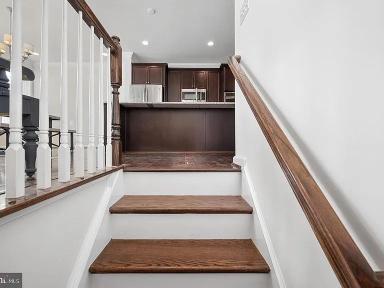 1319 Gilmore St — Photo 15