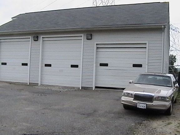 Three Bay Garage 14' Doors Two Bays are Rented