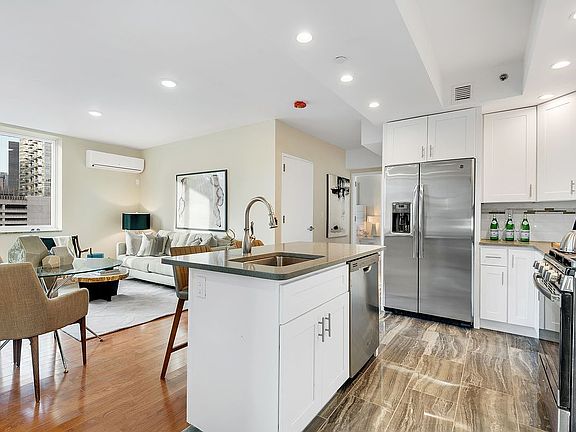 3rd image of 4604 Vernon Blvd #3D