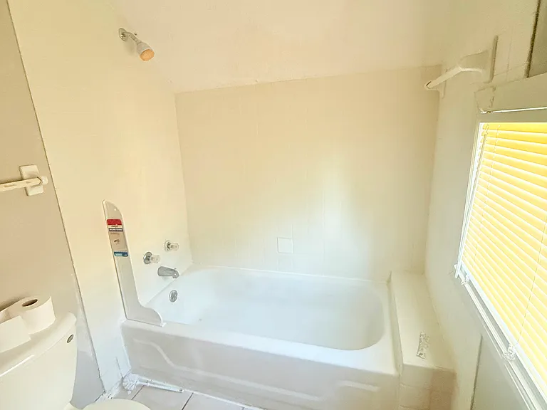 2130 Queen Ave N — Photo 9