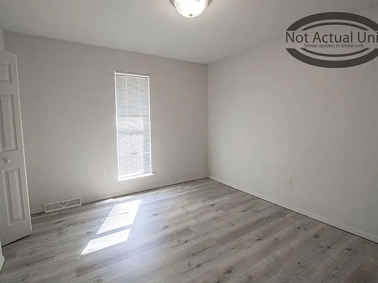 1013 W Ash St — Photo 11