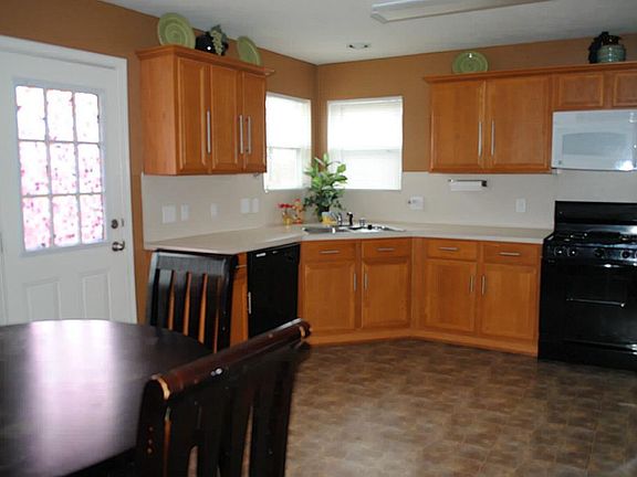 Large Kitchen with Breakfast area