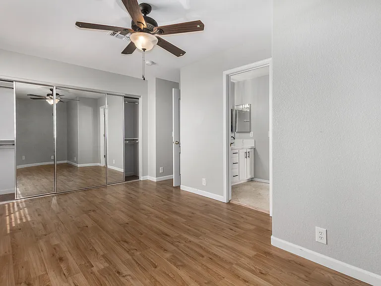 1320 E Charleston Ave — Photo 16