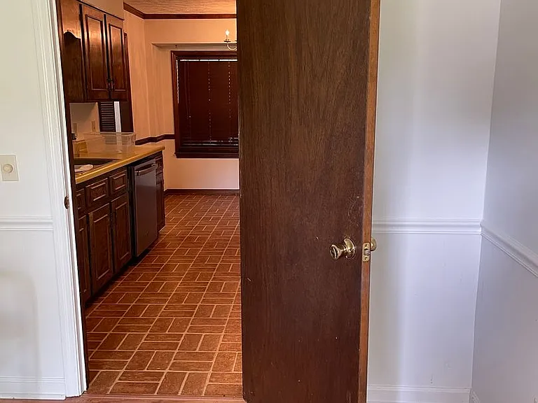 1180 Robinhood Rd — Photo 6