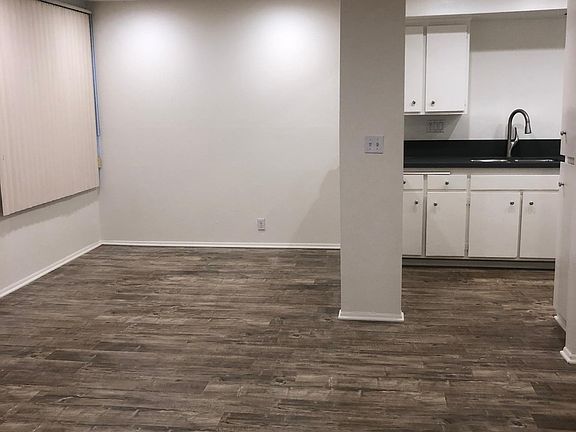 4th image of 11516 Moorpark St #7