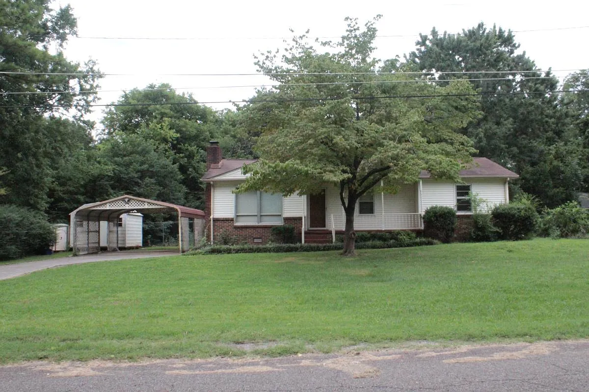 3 bed, 1.5 bath, 1409 sqft, $1,600 — Photo 1