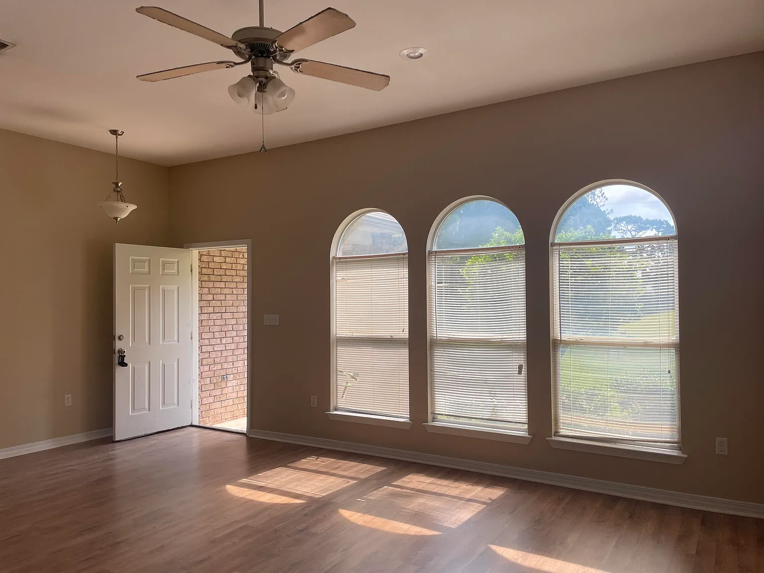 3 bed, 1500 sqft, $2,100 — Photo 2
