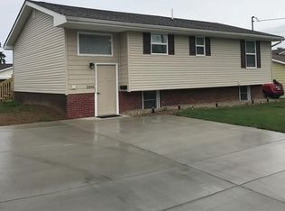 2203 Capital Cir, Parkersburg, WV 26101
