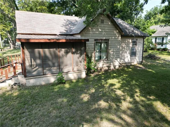 110 S Wall St, Leeton, MO 64761