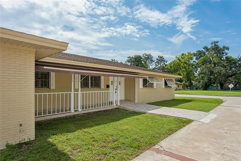 5 bed, 3.0 bath, 2746 sqft, $5,000 — Photo 2