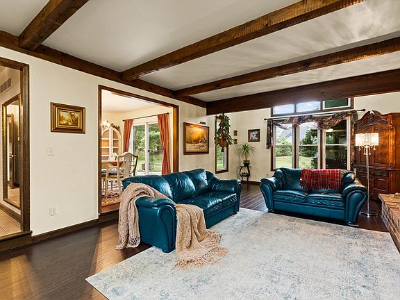 2nd image of 1435 W De La Warr Cir