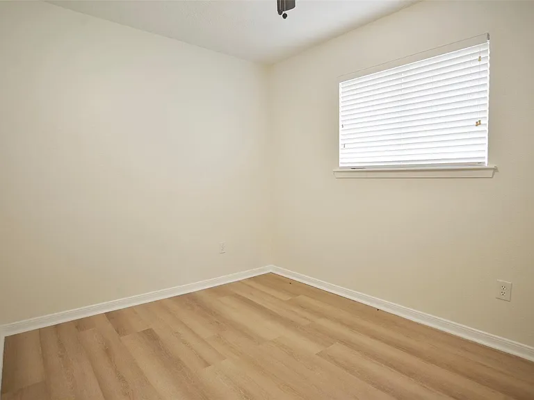 536 Castlelake Dr — Photo 15