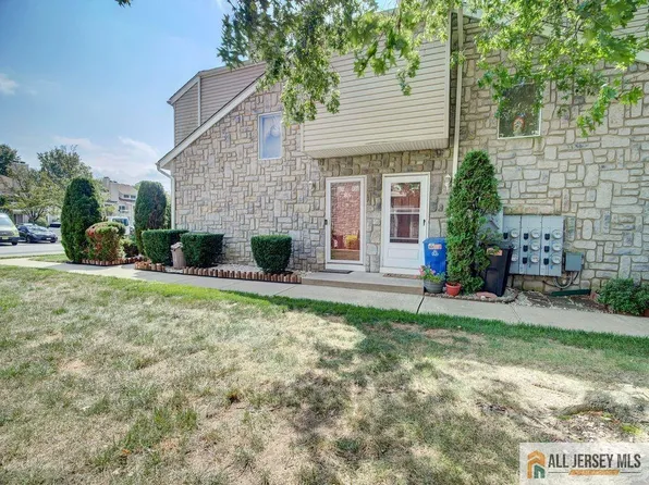 87 Farnham Sq #287, Parlin, NJ 08859