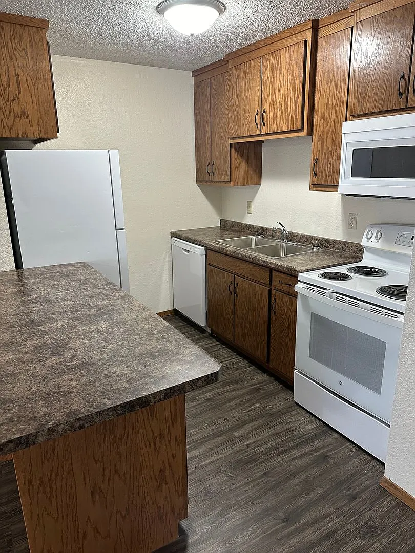 Move In Special $1150.00 4 Bedroom Apartment — Photo 2