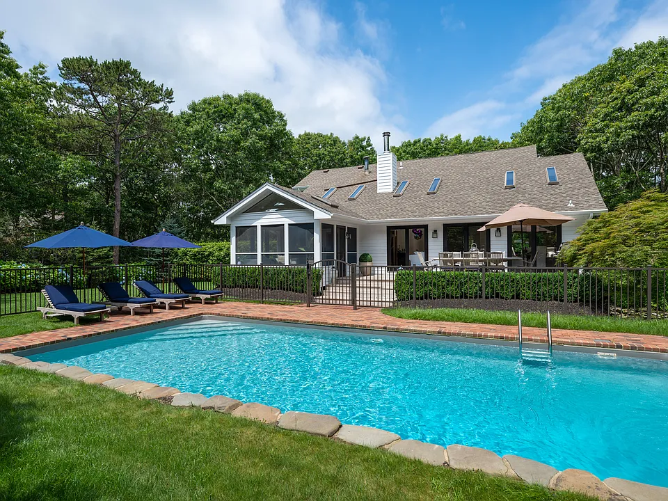 25 Rolling Woods Ct