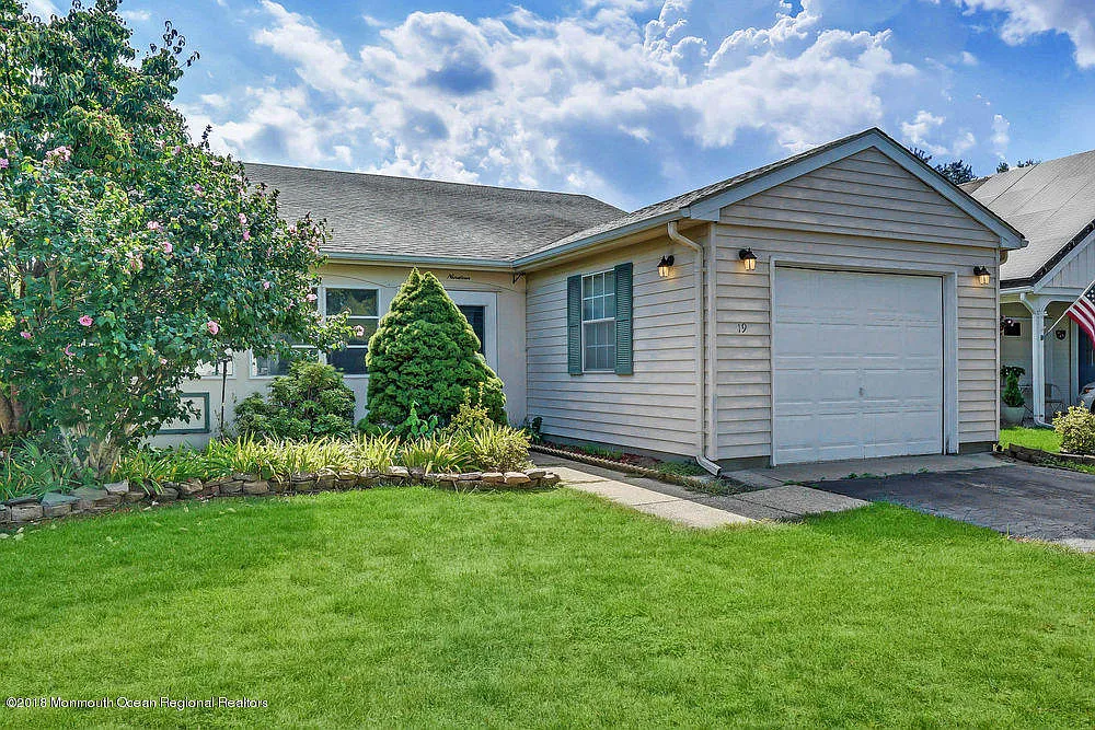 19 Buckingham Dr photo 1