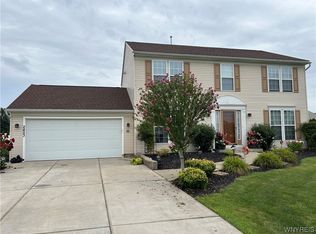 2453 King Fisher Ln, Niagara Falls, NY 14304