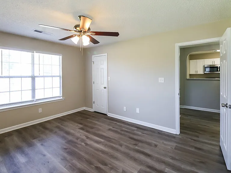 1299 N Hampton Dr — Photo 10