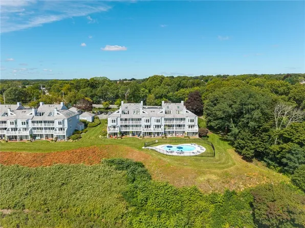 152 Crompton Ave APT 5, East Greenwich, RI 02818