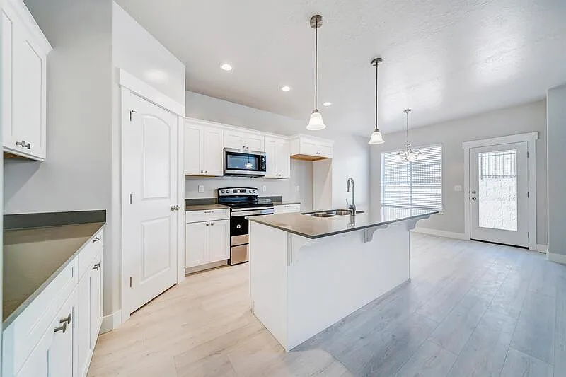 4 bed, 3.5 bath, 2350 sqft, $500 — Photo 2