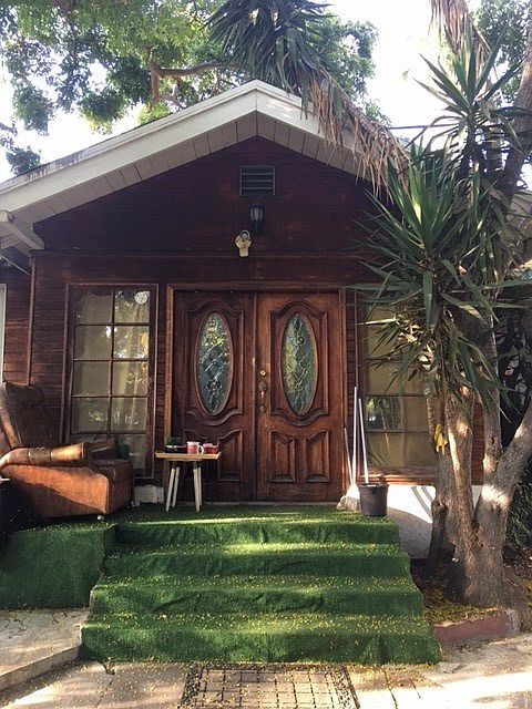 2nd image of 6823 De Longpre Ave