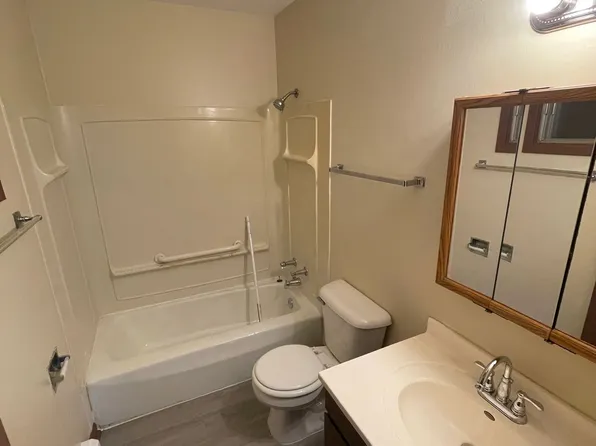 2300 20th St APT 10, Zion, IL 60099