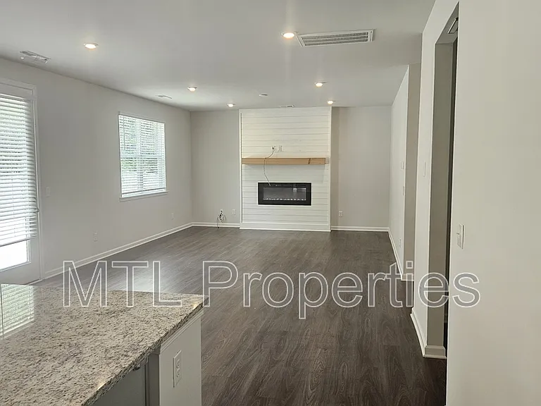 195 Bezelle Ave — Photo 3
