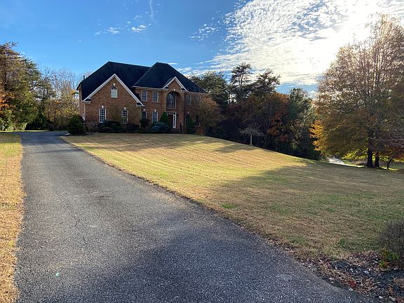 Wooded private lot, sanctuary to many animals like rabbits, turtle, opossum, mole, raccoon, and lot of dears,