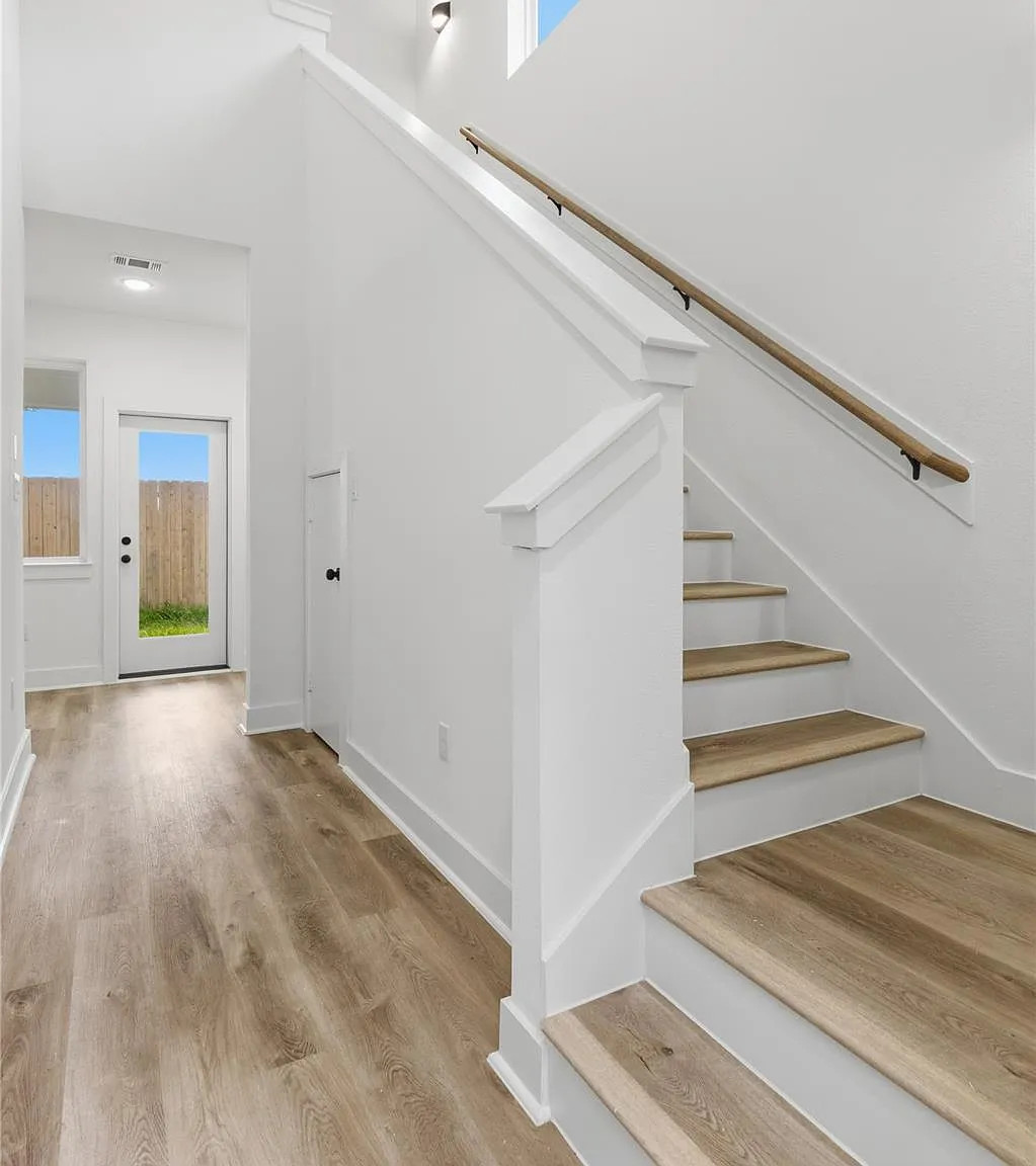 3 bed, 3.5 bath, 1966 sqft, $2,350 — Photo 1
