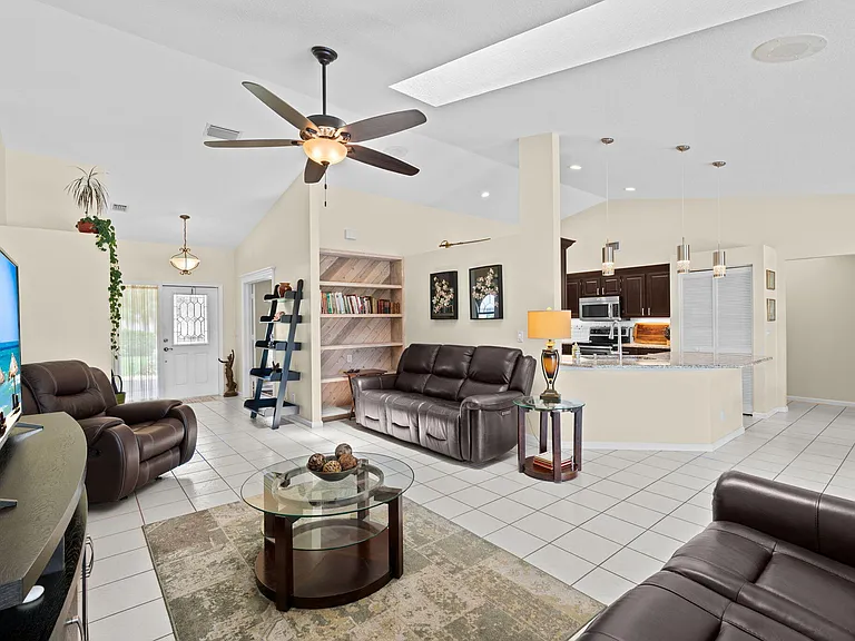 1707 Primrose Ln — Photo 16