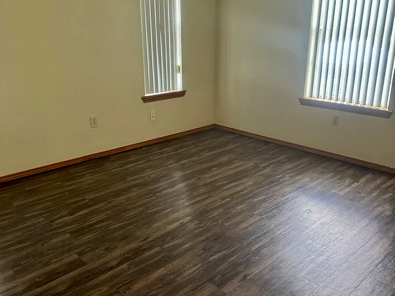 1306 E 11th St #11 — Photo 5