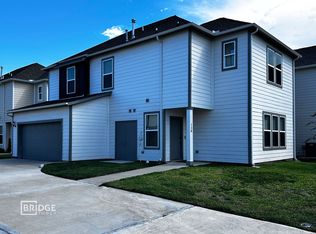128 Pecan Ln, Lake Jackson, TX 77566