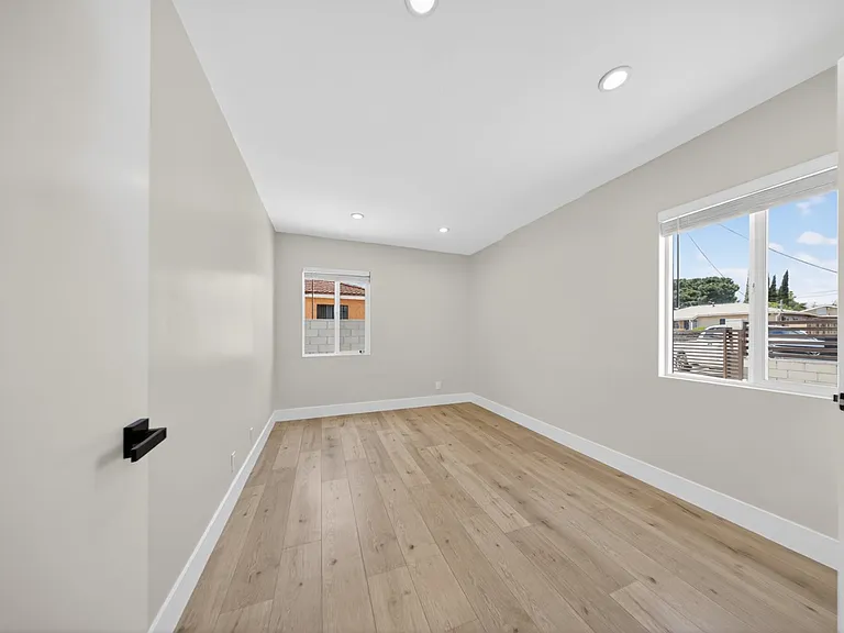 11840 Arminta St — Photo 30