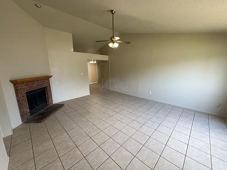 2208 Hemlock Dr — Photo 2