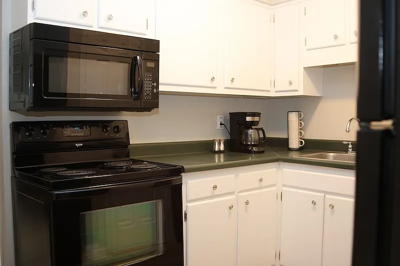2 bed, 749 sqft, $1,800 — Photo 2