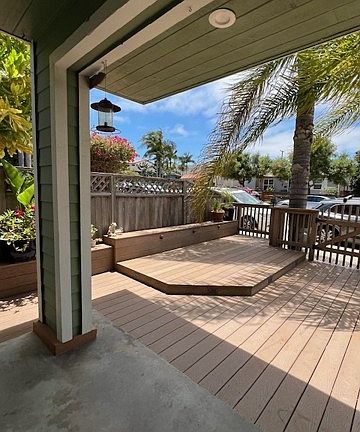 Large front decked yard