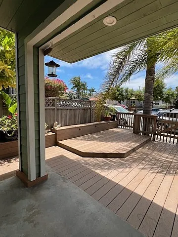 Large front decked yard