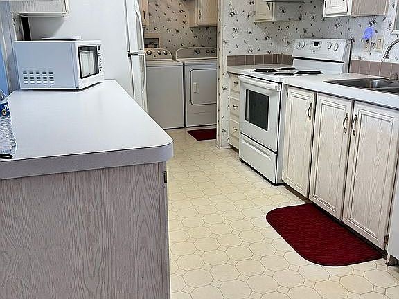 5th image of 169 Windsor Dr