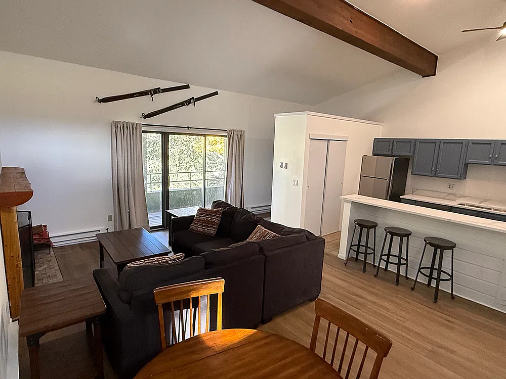3 bed, 2.5 bath, 1296 sqft, $4,400 — Photo 1