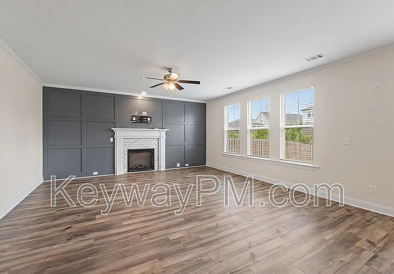 585 Hampton Dr — Photo 8
