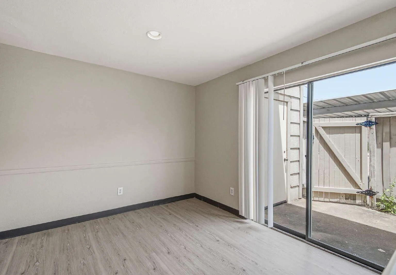 2 bed, 2.5 bath, 1200 sqft, $1,050 — Photo 2
