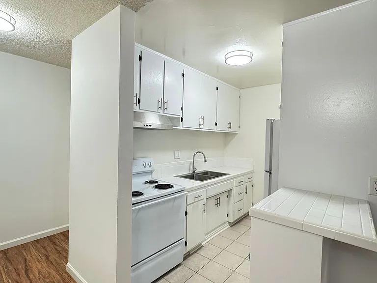 1150 N Normandie — Photo 16
