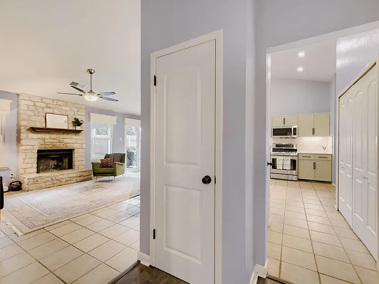 8804 United Kingdom Dr — Photo 4