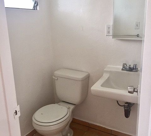 4th image of 3222 Santa Monica Blvd APT 16