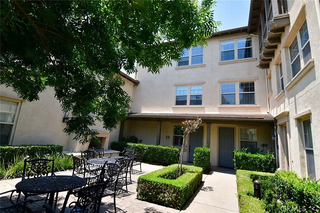 2 bed, 1279 sqft, $3,500 — Photo 1