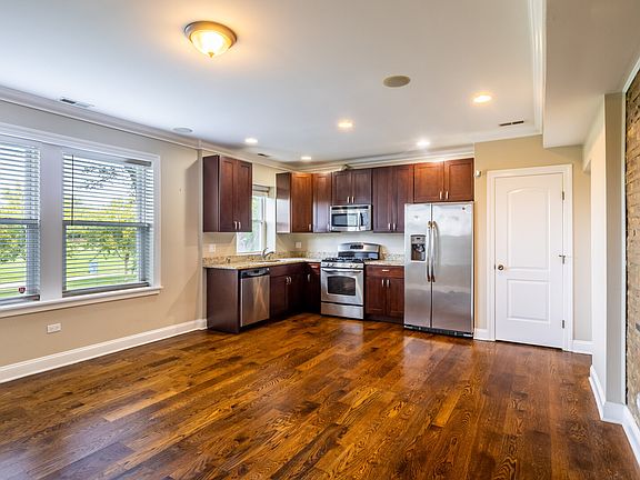3rd image of 6511 N Oakley Ave #105-1